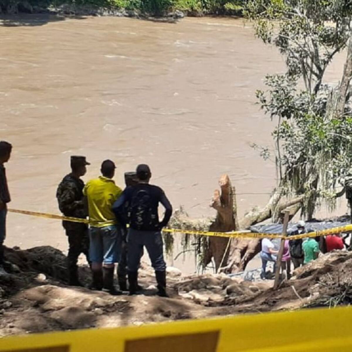 Llega otra motobomba para el rescate de los mineros en Neira