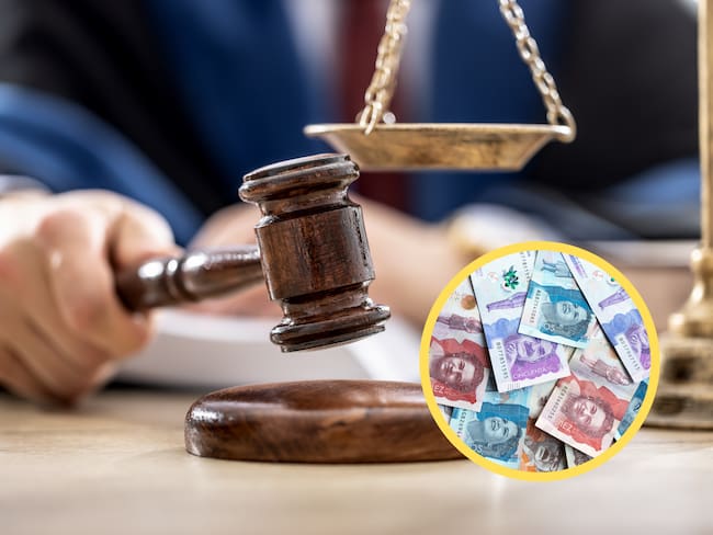 Juez con un mazo representando las leyes. En el círculo, billetes colombianos (GettyImages)