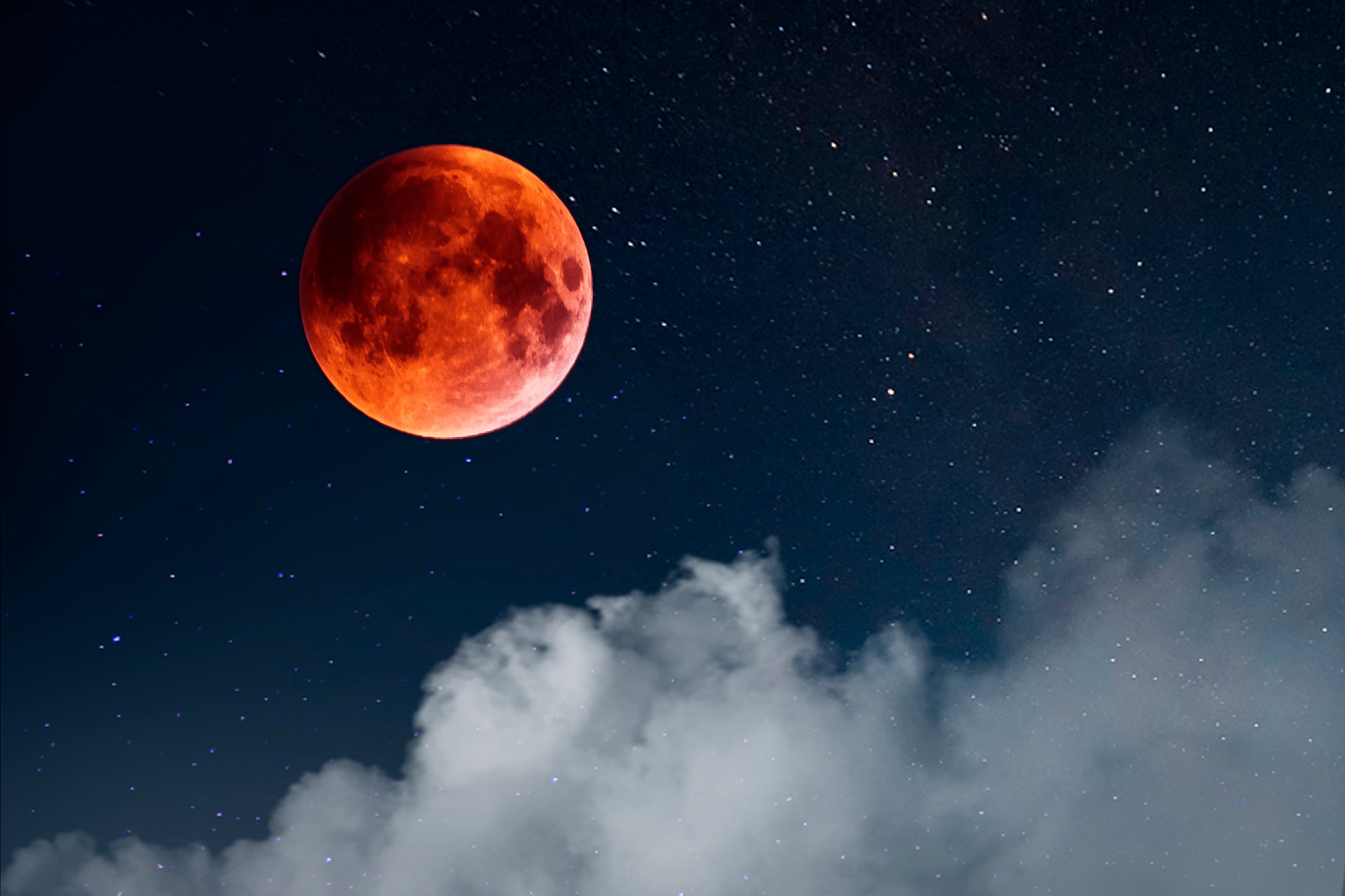 Luna de sangre durante un eclipse lunar total (Foto vía Getty Images)