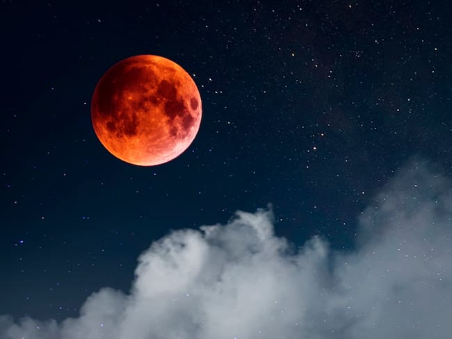Luna de sangre durante un eclipse lunar total (Foto vía Getty Images)