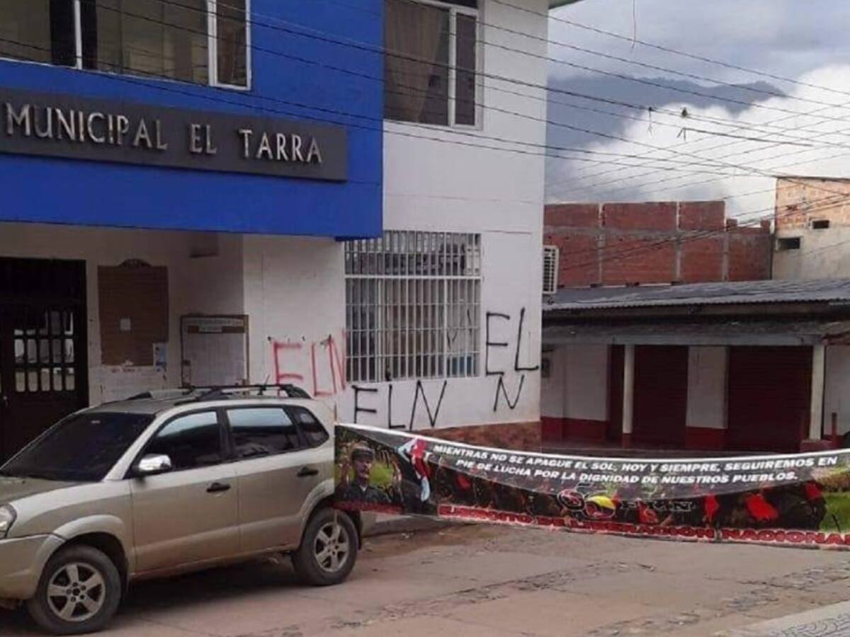 Abandonado vehículo con pancartas del ELN en el Catatumbo