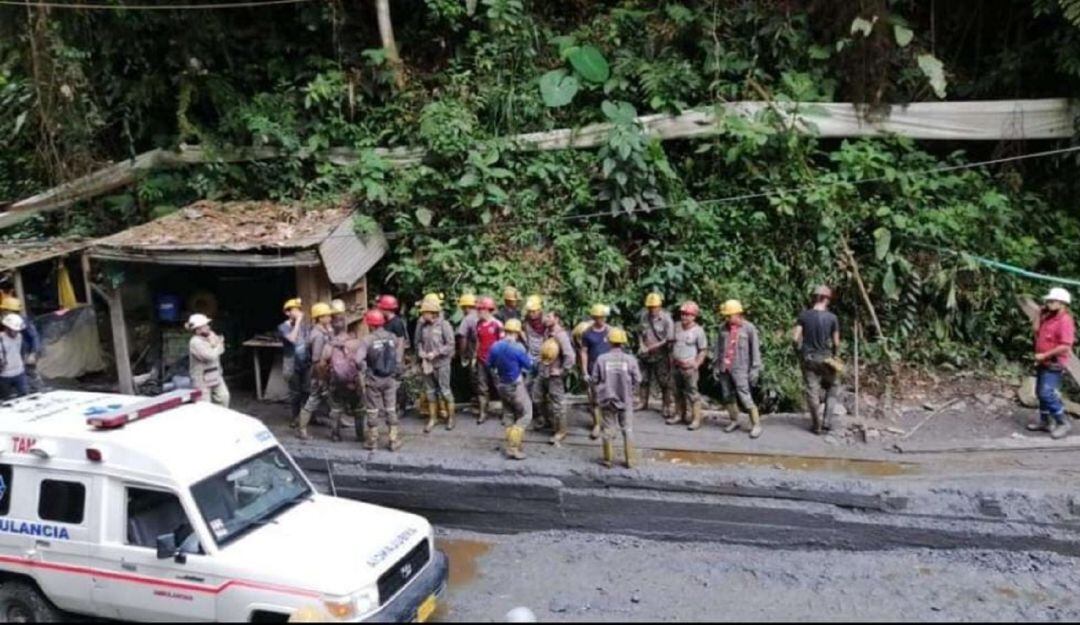 Los mineros salieron con vida. 