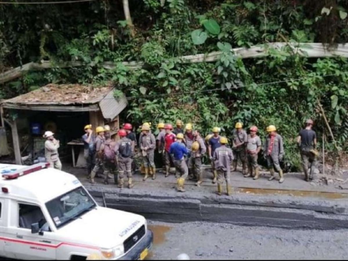 Rescatan con vida a 30 obreros de una mina en el norte del Tolima