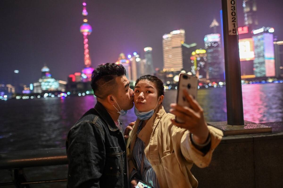 Una pareja visita el paseo marítimo del Bund a lo largo del río Huangpu durante unas vacaciones el 1 de mayo o el Día Internacional de los Trabajadores, en Shanghai.
