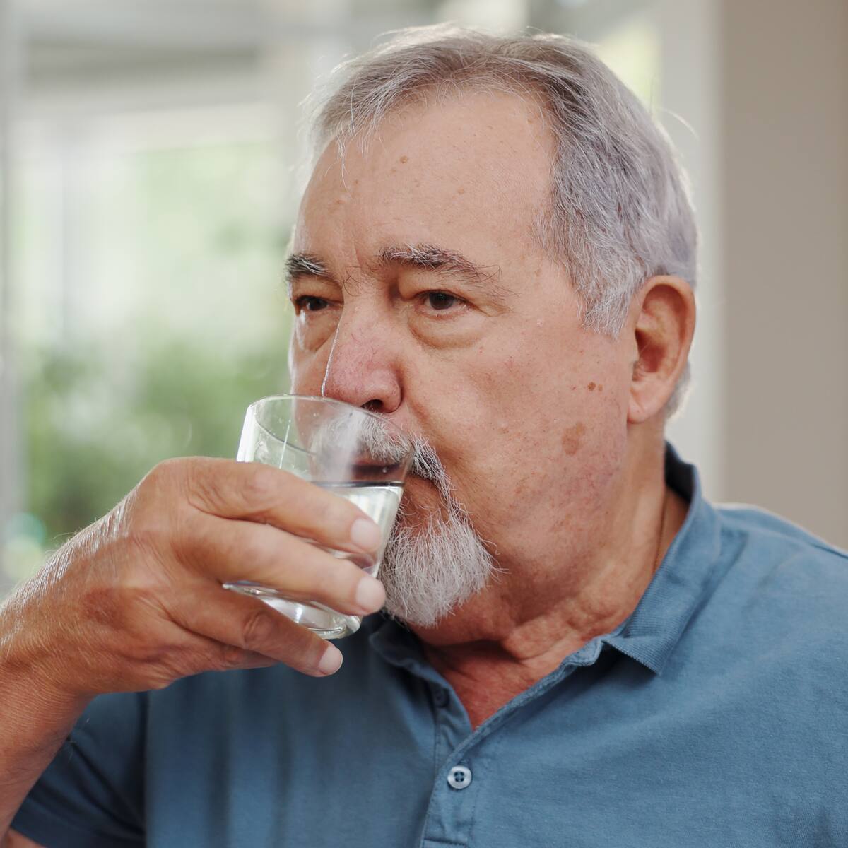 Expertos revelan cuánta agua deberían tomar adultos mayores para cuidar salud: ¿hay cifra exacta?