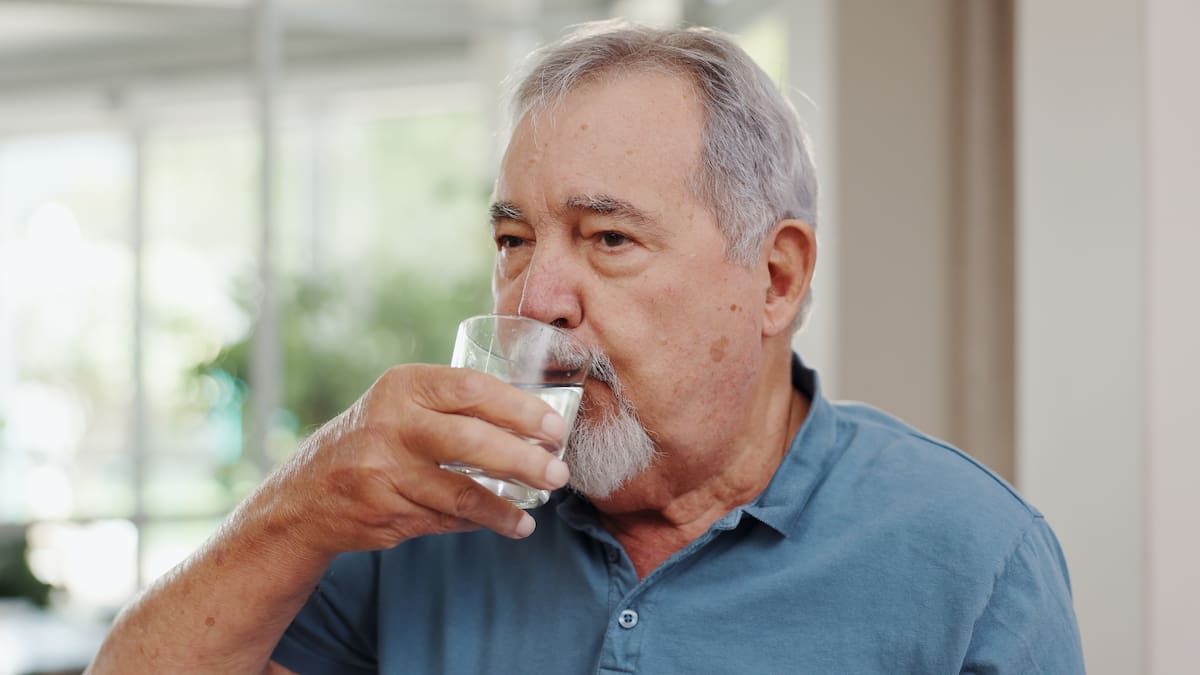 Expertos revelan cuánta agua deberían tomar adultos mayores para cuidar salud: ¿hay cifra exacta?