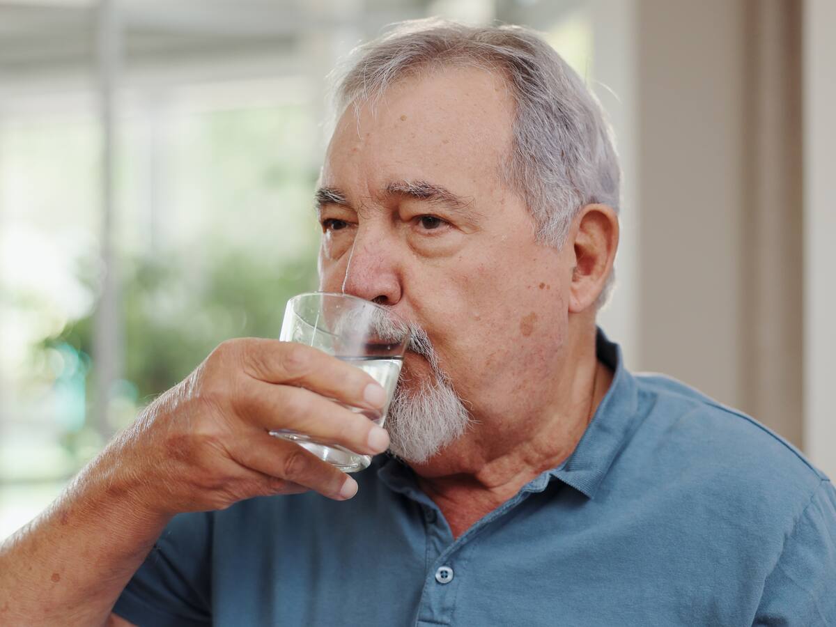 Expertos revelan cuánta agua deberían tomar adultos mayores para cuidar salud: ¿hay cifra exacta?