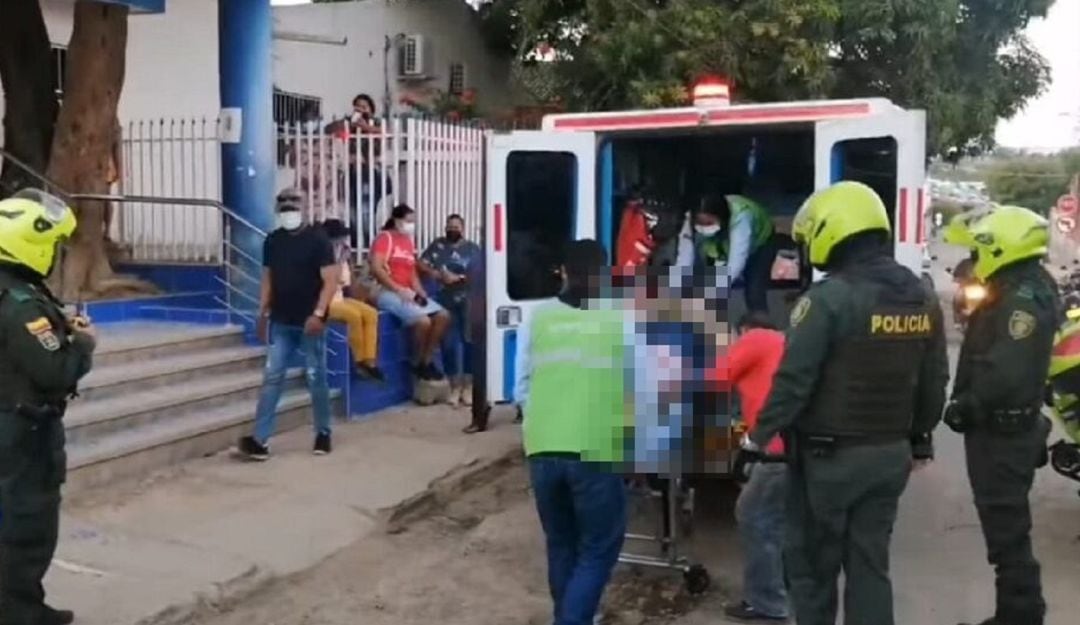 El siniestro ocurrió a la altura del sector de Hato Nuevo porque el conductor de la camioneta perdió el control y chocó contra un árbol