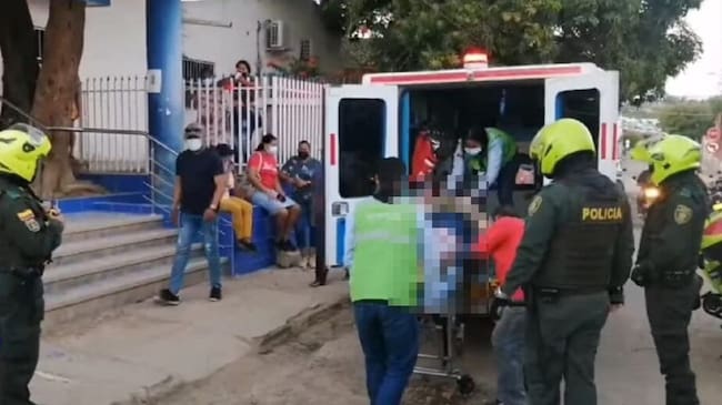 El siniestro ocurrió a la altura del sector de Hato Nuevo porque el conductor de la camioneta perdió el control y chocó contra un árbol