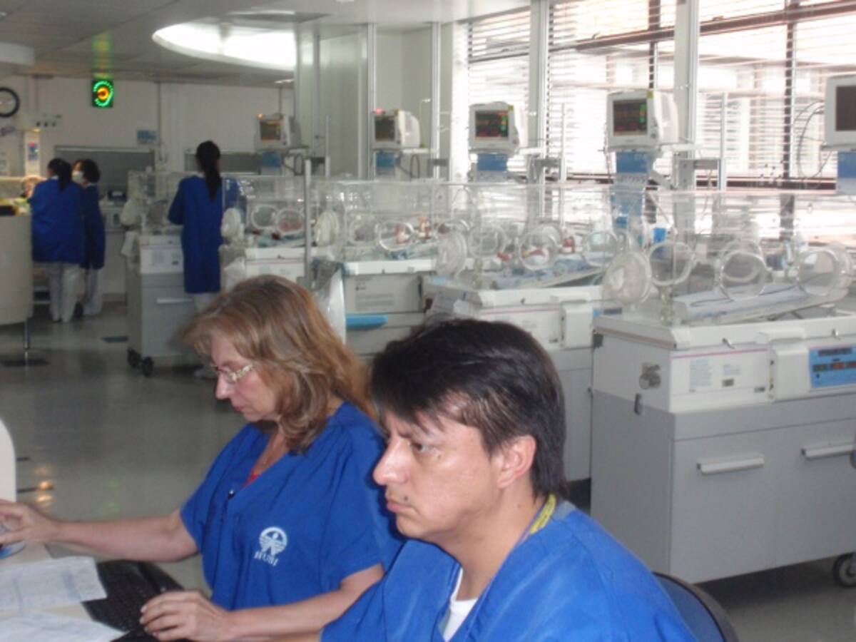 Padres de bebé en Bogotá denuncian irregularidades en su nacimiento