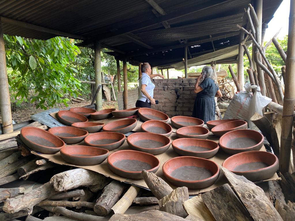 Estas bandejas o tiestos como comúnmente se les conoce, son elaborados en barro que se extraen de las minas a una profundidad aproximada de dos metros, se amasa el barrio, se moldea, se le da la forma y se pinta con greda amarilla que es la que les da el color característico.