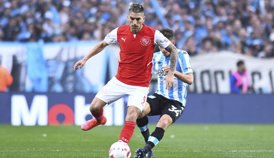 Leandro Fernández, delantero de Independiente, agredido con un pescado en el clásico de Avellaneda.