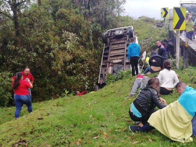Así quedó el bus que se accidentó en la vía La Línea entre Quindío y Tolima