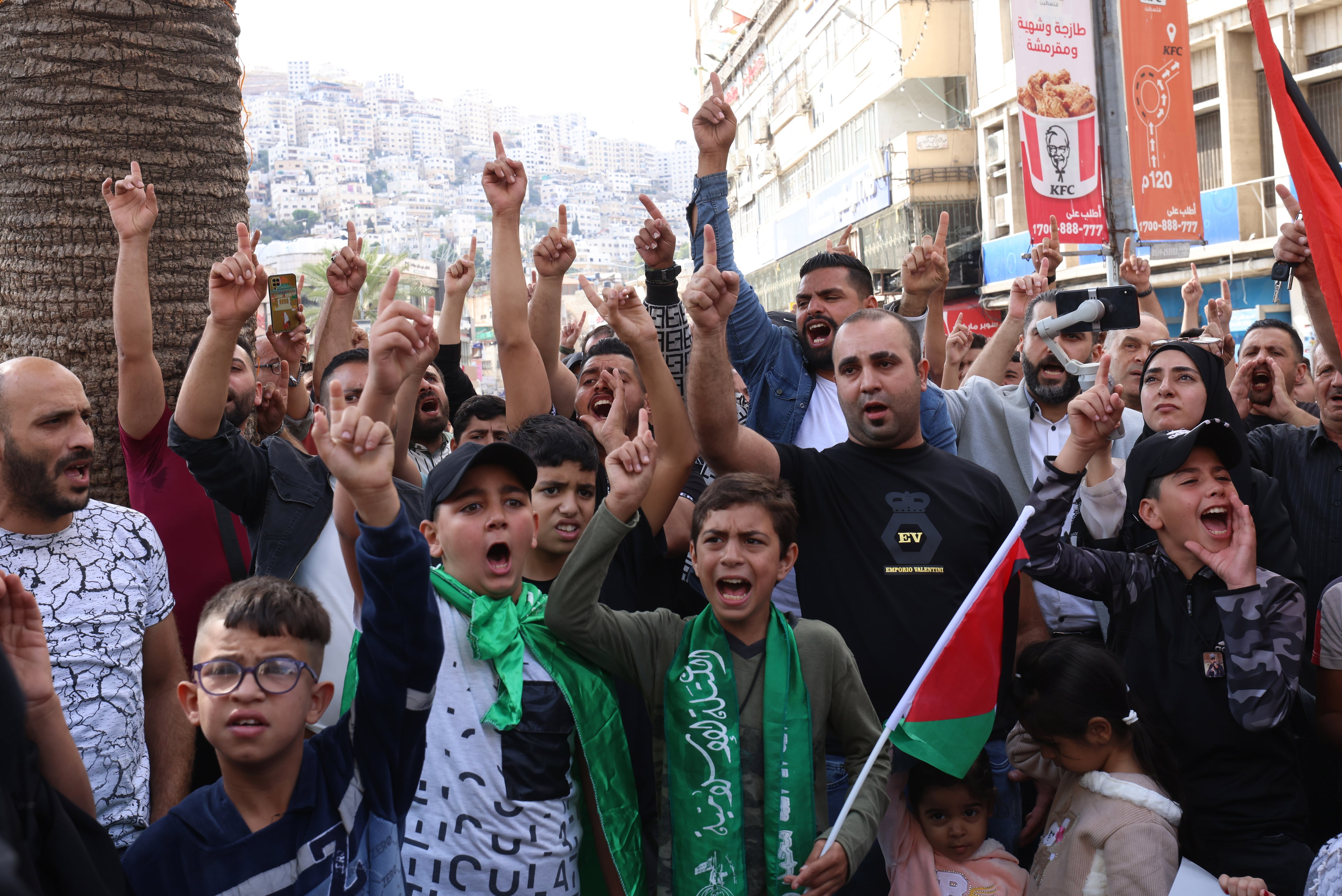 Nablus (-), 18/10/2023.- Palestinians protest against Israel's war on Gaza, in the West Bank city of Nablus 18 October 2023. According to Palestinian authorities in Gaza hundreds of people have been killed in an blast at the hospital in Gaza on 17 October. Israel has denied responsibility and said a Hamas rocket misfire caused the blast. More than 3,000 Palestinians and 1,400 Israelis have been killed according to the Israel Defense Forces (IDF) and the Palestinian Health authority since Hamas militants launched an attack against Israel from the Gaza Strip on 07 October. Israel has warned all citizens of the Gaza Strip to move to the south ahead of an expected invasion. (Protestas) EFE/EPA/ALAA BADARNEH