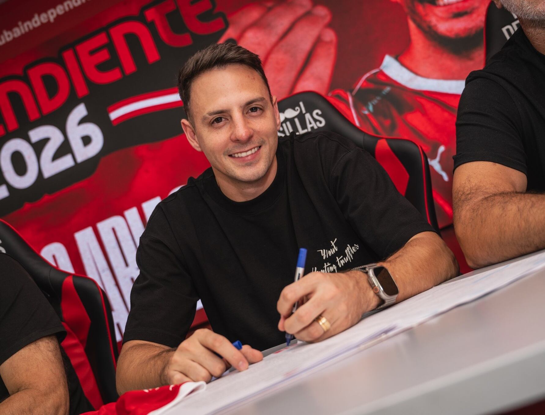 Santiago Arias, oficializado en su nuevo equipo