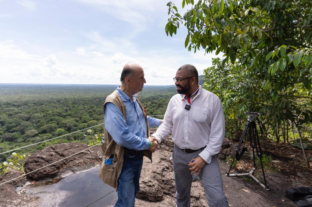 Canciller Álvaro Leyva Durán y el Secretario de Relaciones Exteriores de Reino Unido, James Cleverly.