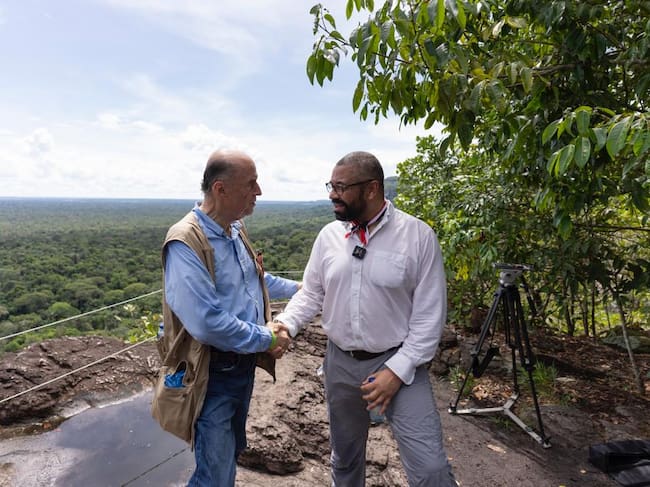 Canciller Álvaro Leyva Durán y el Secretario de Relaciones Exteriores de Reino Unido, James Cleverly.