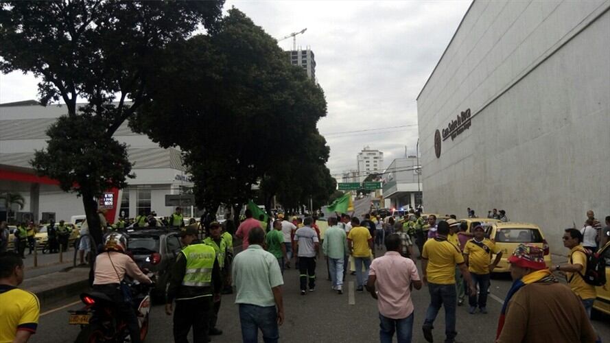 Son más de 300 conductores los que hacen este plan tortuga, pidiéndoles a las autoridades más control para la piratería. Foto: Alejandra Rodríguez (W Radio)