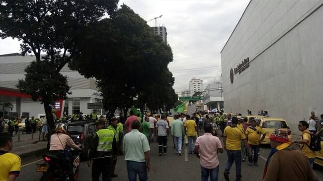 Son más de 300 conductores los que hacen este plan tortuga, pidiéndoles a las autoridades más control para la piratería. Foto: Alejandra Rodríguez (W Radio)