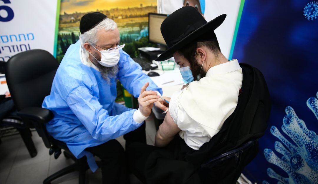 Puesto de vacunación en Israel, donde el 49% de la población ya fue inmunizada. 