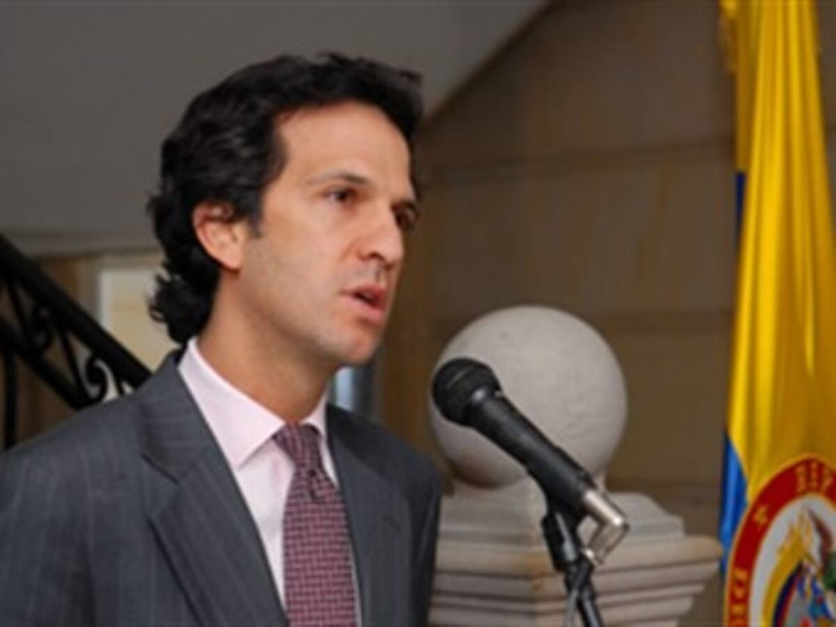 Colombia promoverá debate en Unasur por carrera armamentista de Venezuela