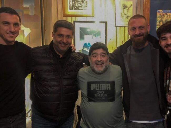 Se juntan los campeones del mundo, Maradona y De Rossi