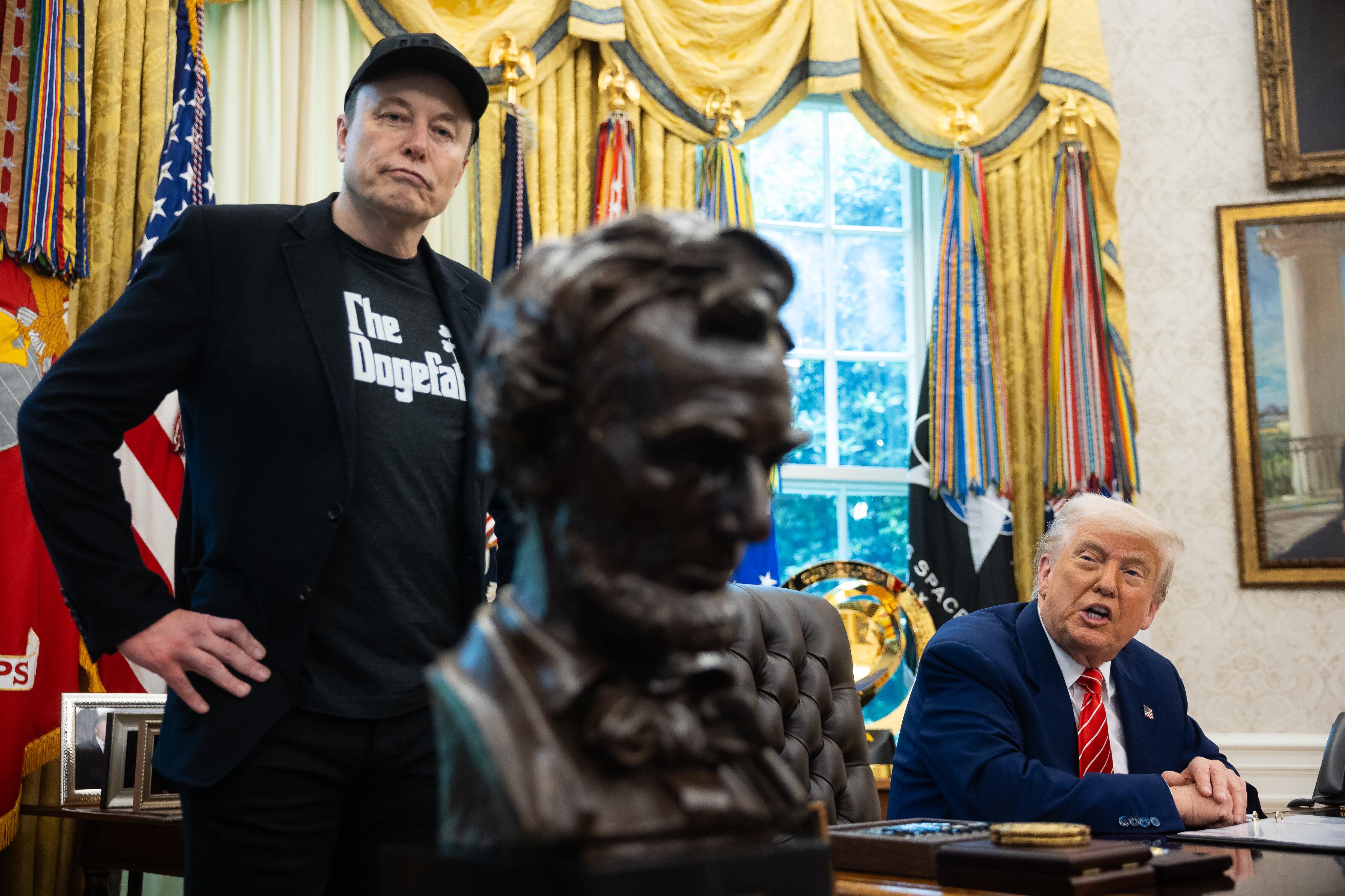 Washington (United States), 30/05/2025.- US President Donald Trump (R) and Elon Musk attend a press conference in the Oval Office at the White House in Washington, DC, USA, 30 May 2025. EFE/EPA/FRANCIS CHUNG / POOL