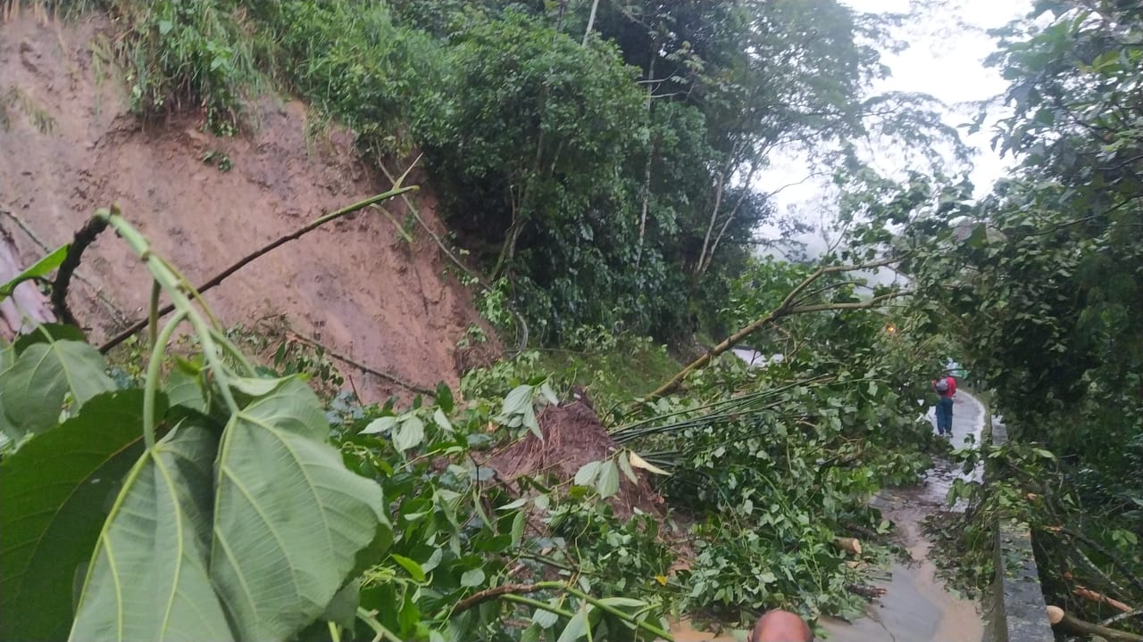 Vía al sector de la Bocatoma, camino a la I.E.R. La Violeta. Foto suministrada.