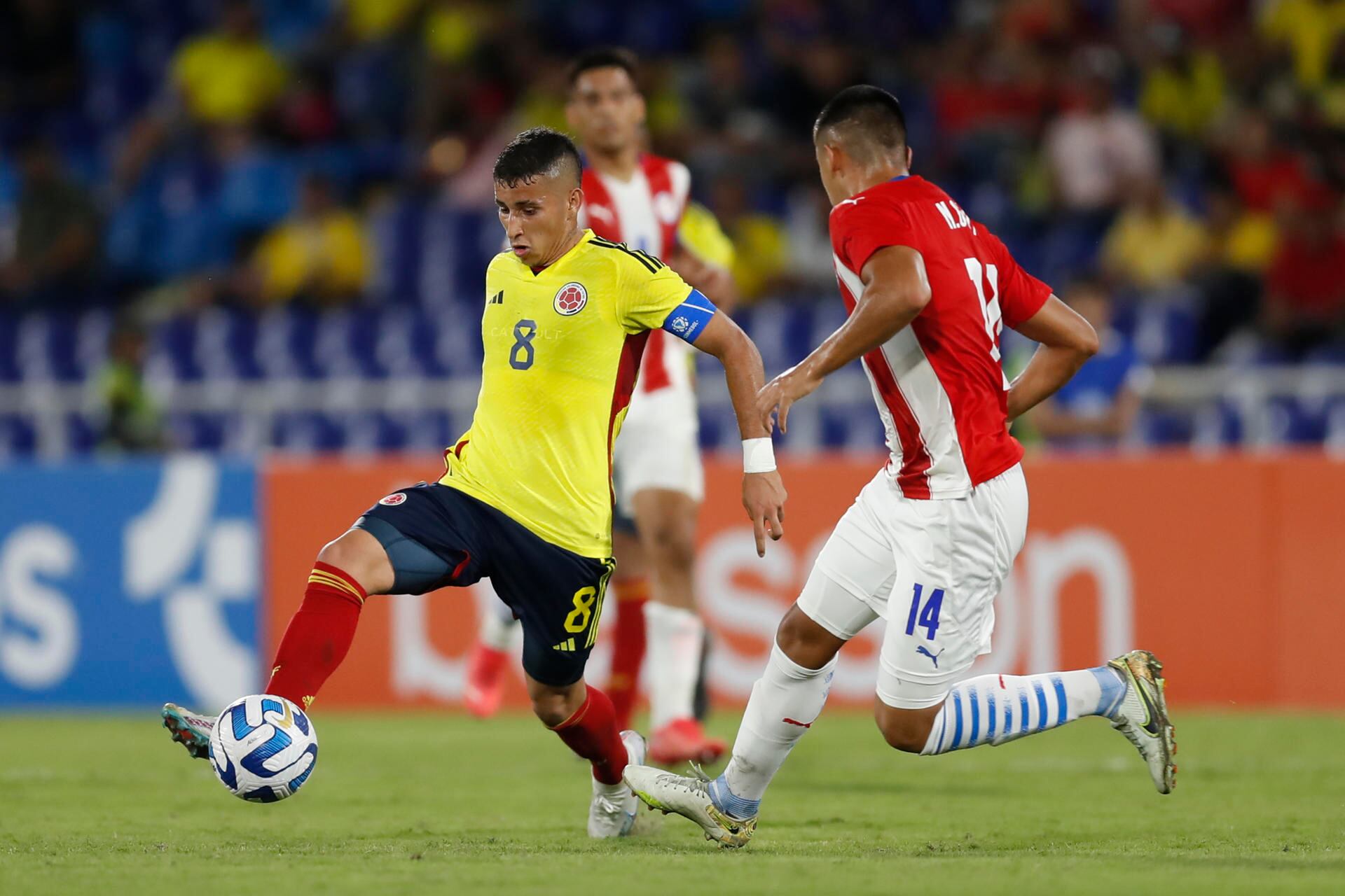 Gustavo Puerta, capitán de Colombia, disputa un balón con Nelson Gauto / EFE.