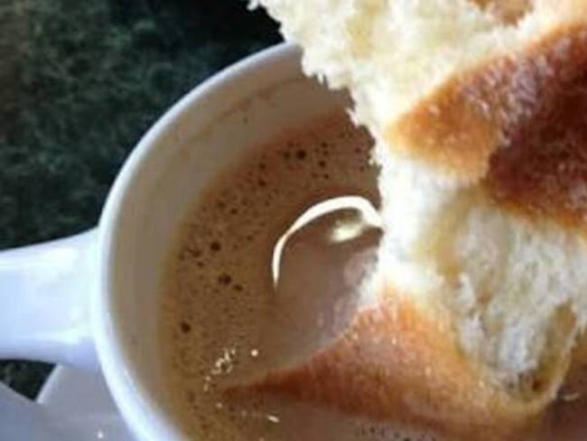 Mojar el pan en la bebida ahora es una moda millennials