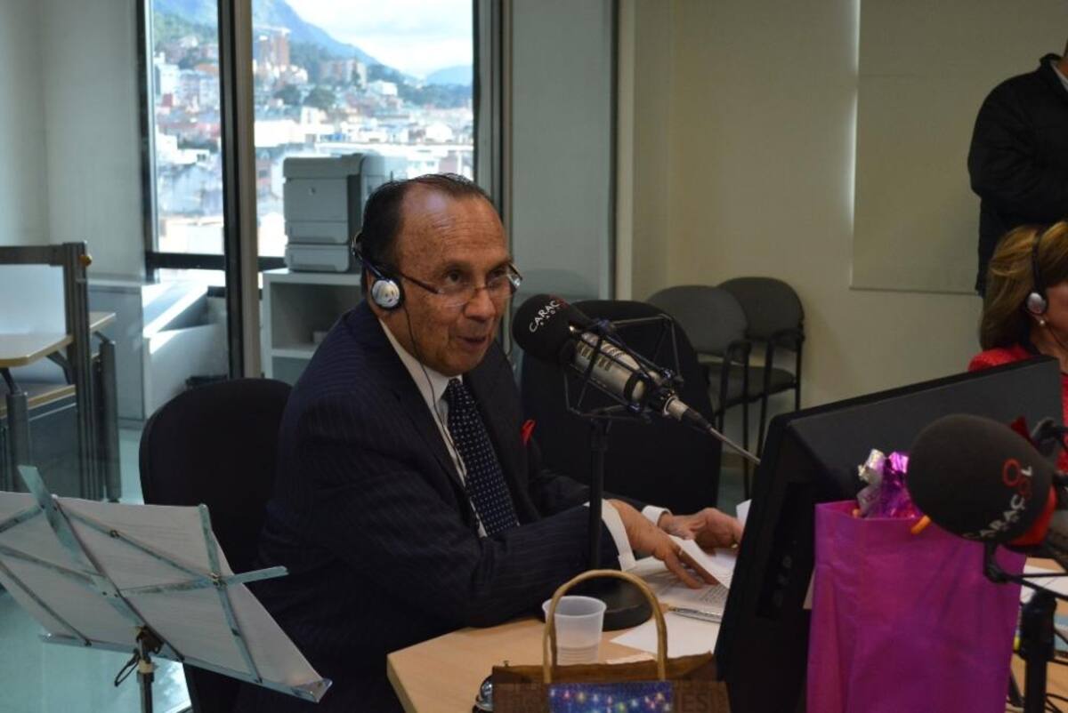 Tras dos décadas de estar inundando de humor a los colombianos, el admirado periodista se retira de La Luciérnaga, vea como desarrolla su último programa.