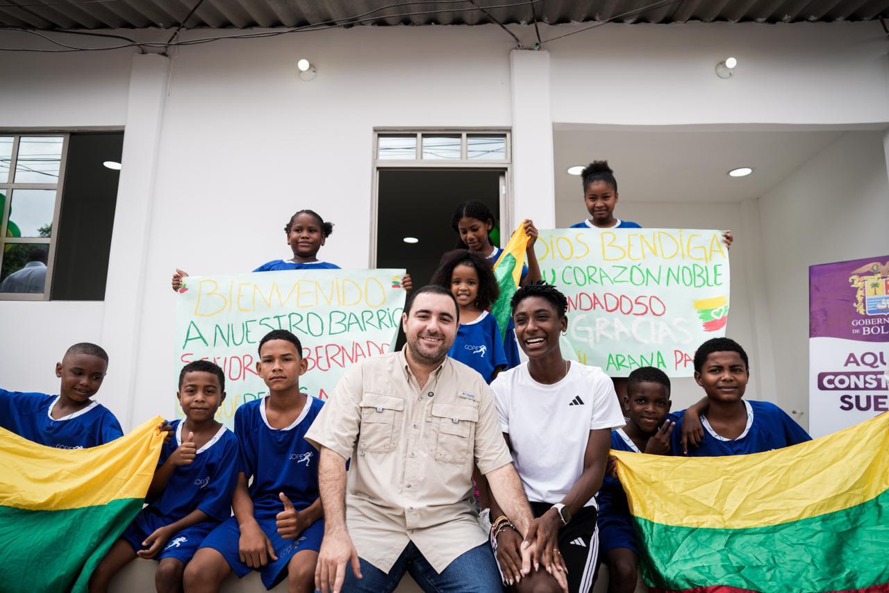 Gregoria Gómez, la ‘Gacela negra’, recibió la casa del gobernador, Yamil Arana. // Gobernación de Bolívar