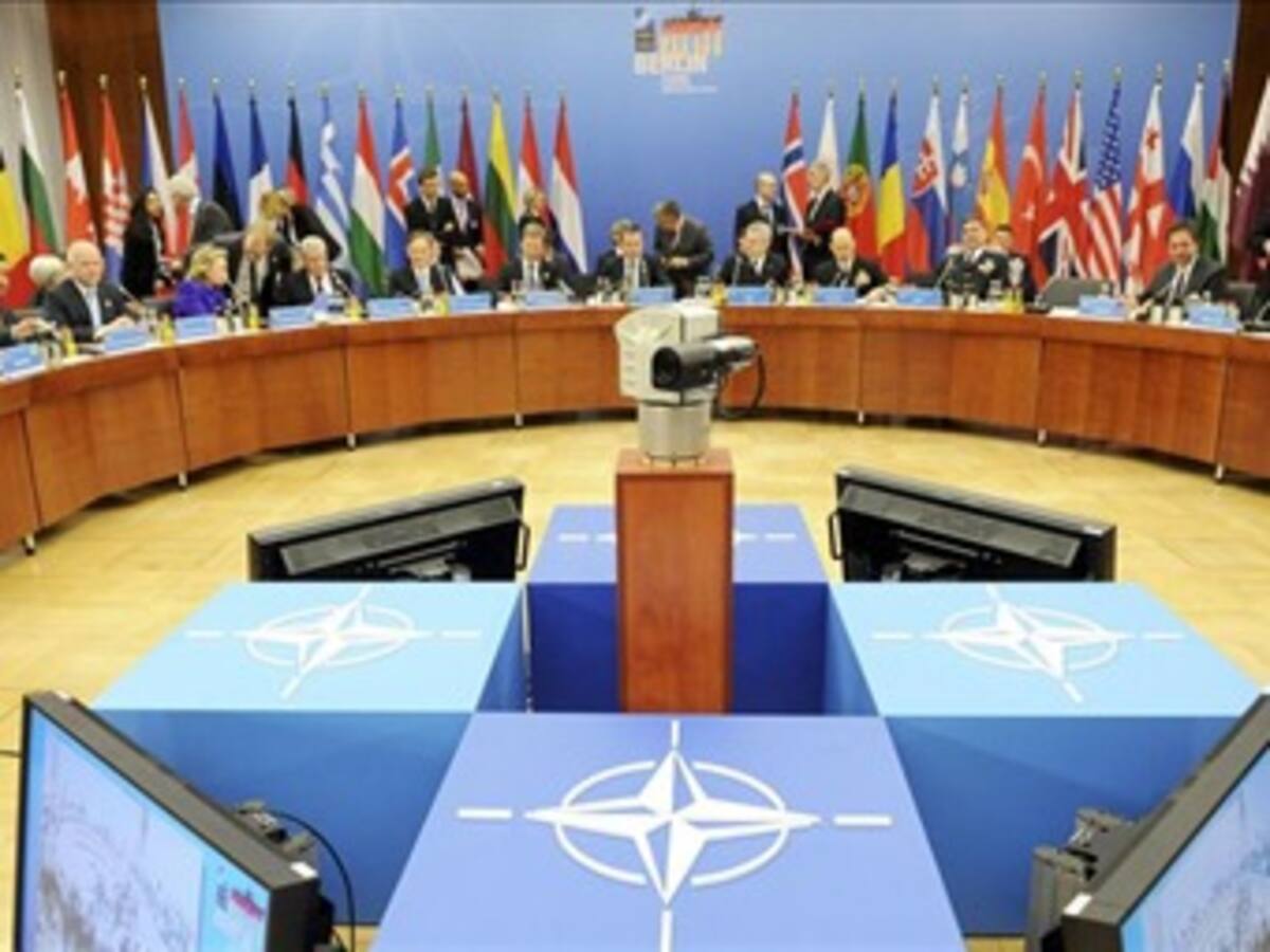 La OTAN se compromete a seguir en Libia mientras Gadafi amenace al pueblo