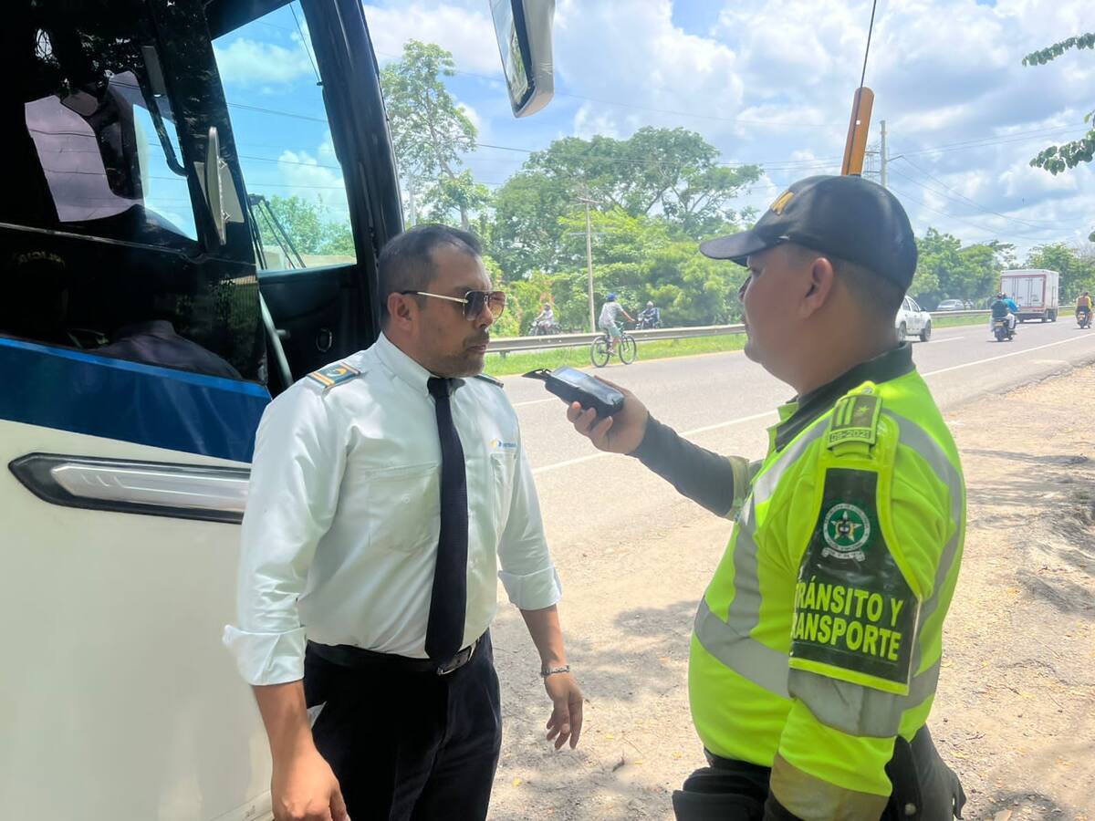 Policía Nacional despliega campaña ‘Abraza tu Vida’ en la vía La Cordialidad, Bolívar