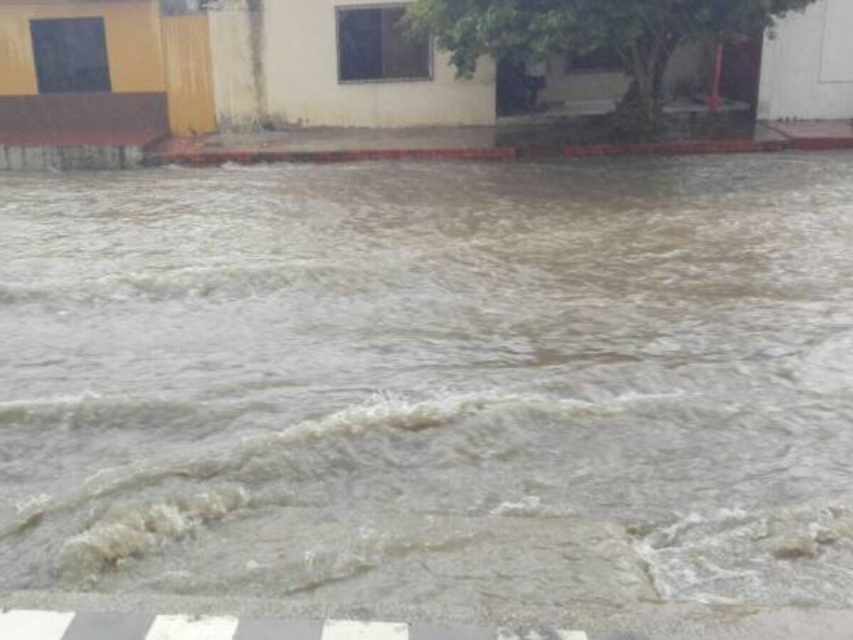 En video quedo registrado el rescate de dos personas en el arroyo del Country