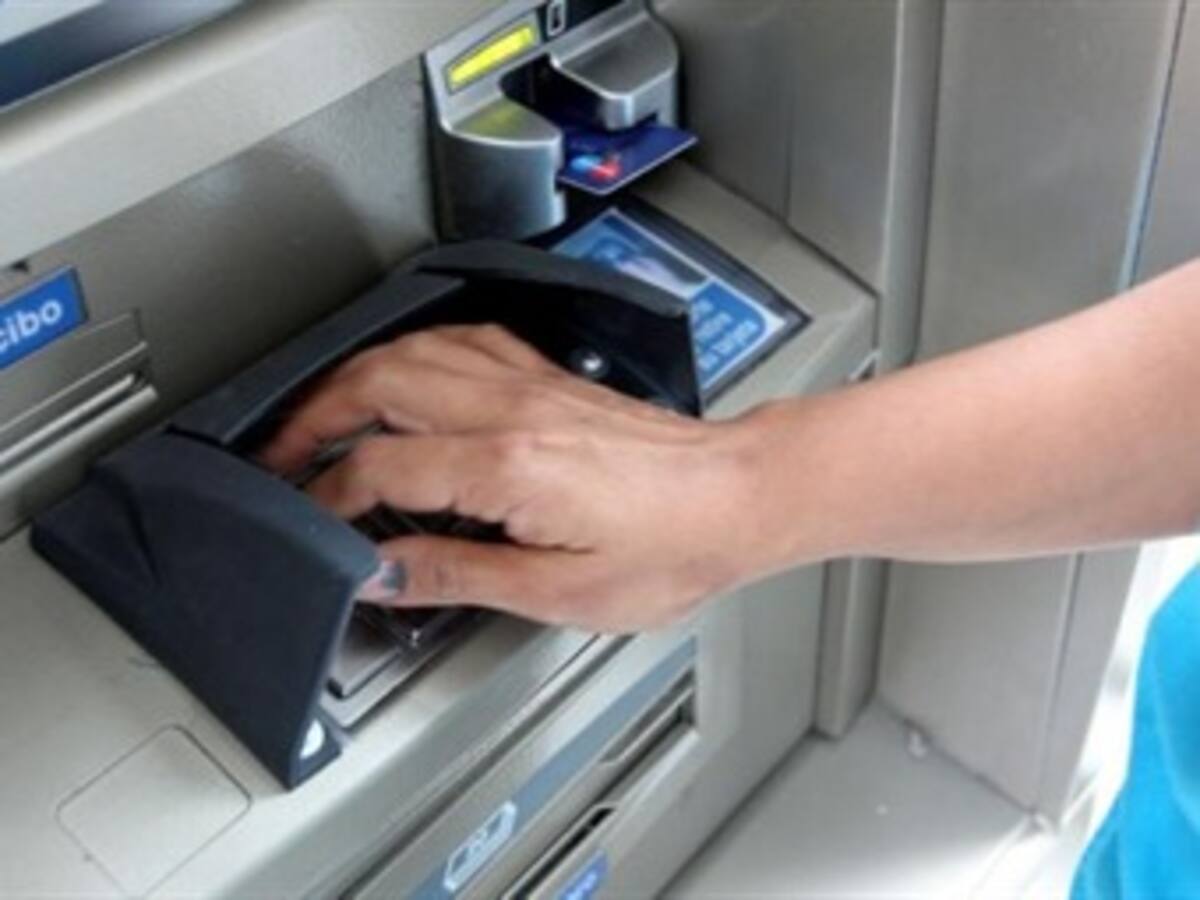 Hasta $3.965 se podrá cobrar por retiros en cajeros de otras redes