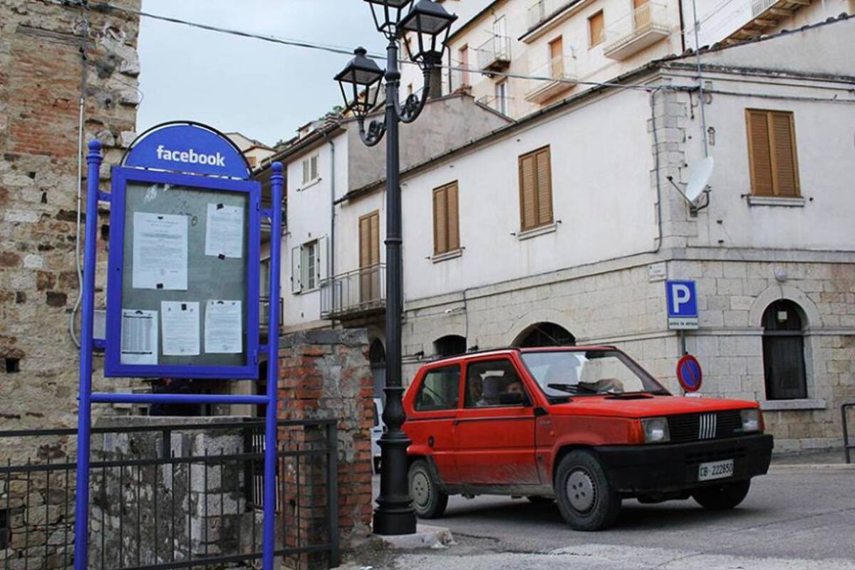 Está habitada por aproximadamente 400 personas que, al contrario que en muchas ciudades del mundo, desconoce la tecnologóa.