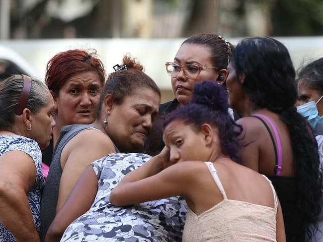 Familias hondureñas a espera de noticias tras el registro de una masacre carcelaria en un centro penitenciario de mujeres.
(Foto: Emilio Flores/Anadolu Agency via Getty Images)