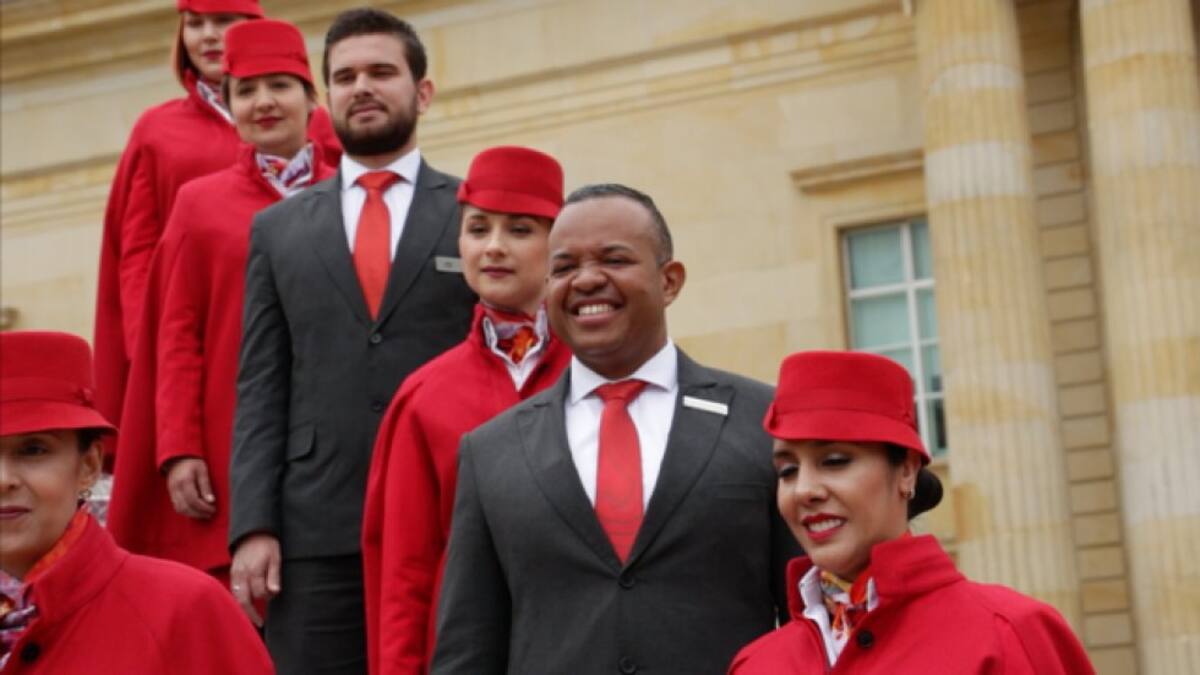 En la Plaza de Armas de la Casa de Nariño, en una ceremonia se presentó uno de los tres papamóviles que acompañarán en los recorridos por tierra al sumo pontífice