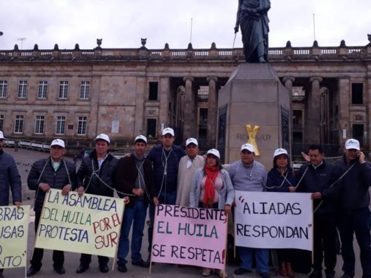 Diputados huilenses se encadenan en la Plaza de Bolívar de Bogotá