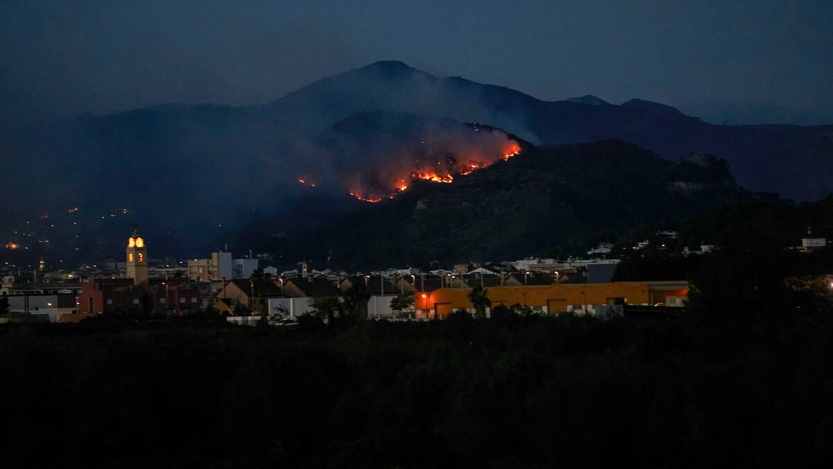 Evacuan a más de 800 personas en el este de España por incendio