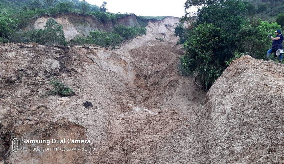 Se encontraron suelos extremadamente saturados y movimientos en masa de gran magnitud, activos y con tendencia a ensancharse.
