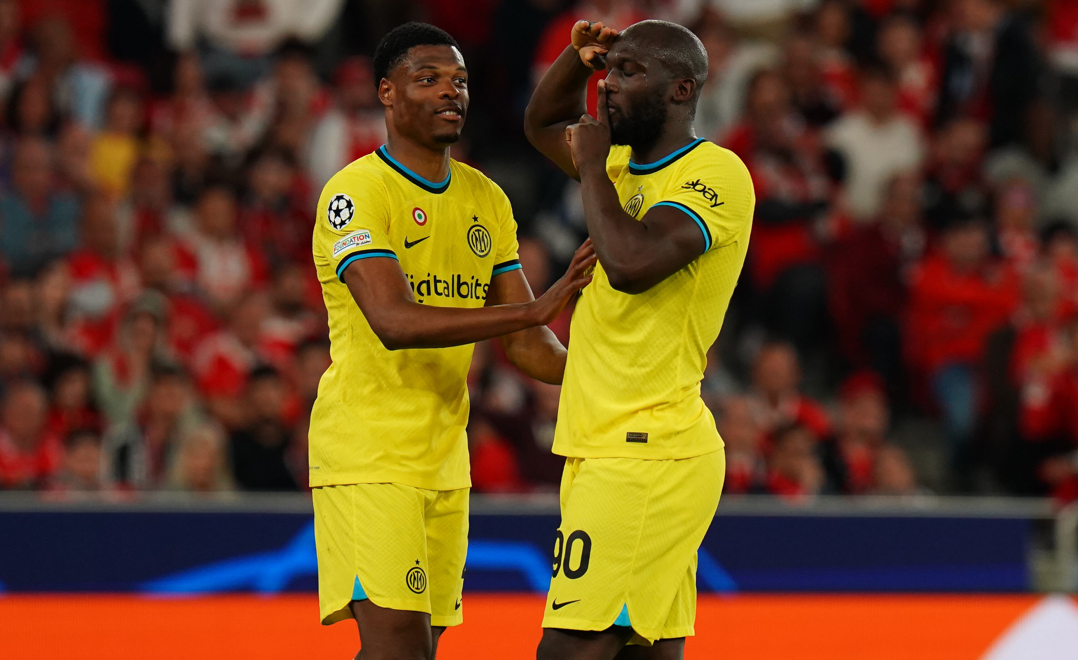Romelu Lukaku del FC Internazionale celebra con su compañero Denzel Dumfries después de marcar un gol durante el partido de ida de cuartos de final - Liga de Campeones de la UEFA.  (Foto de Gualter Fatia/Getty Images)