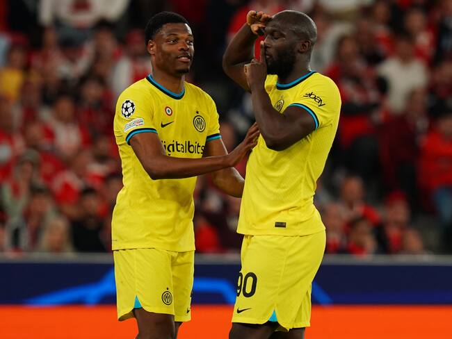 Romelu Lukaku del FC Internazionale celebra con su compañero Denzel Dumfries después de marcar un gol durante el partido de ida de cuartos de final - Liga de Campeones de la UEFA. (Foto de Gualter Fatia/Getty Images)