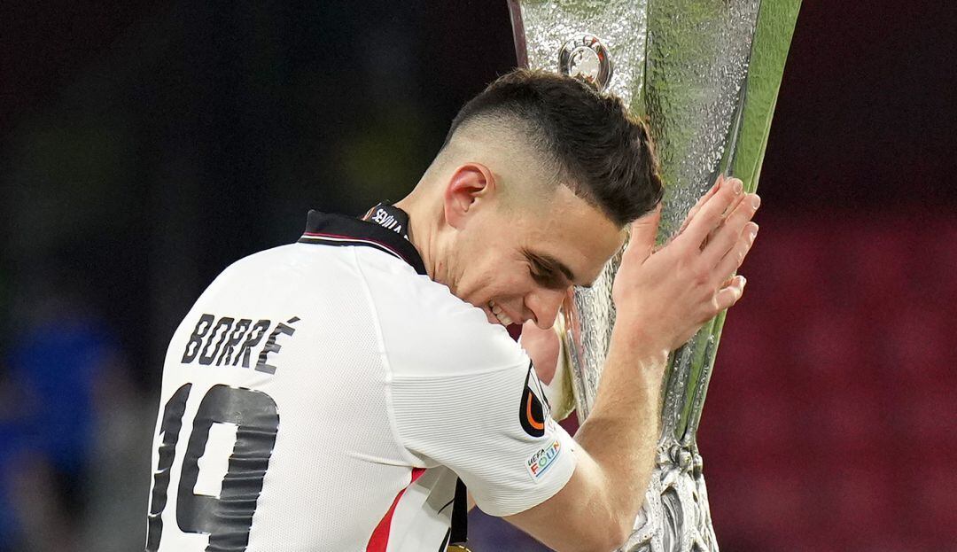 Santos Borré con el trofeo de la Europa League