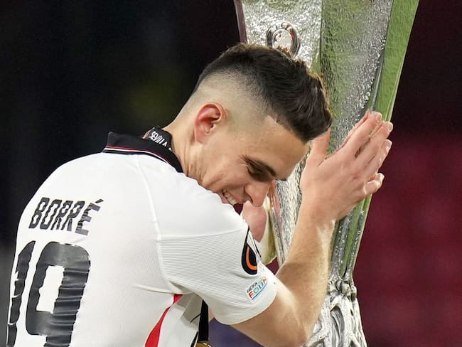 Santos Borré con el trofeo de la Europa League