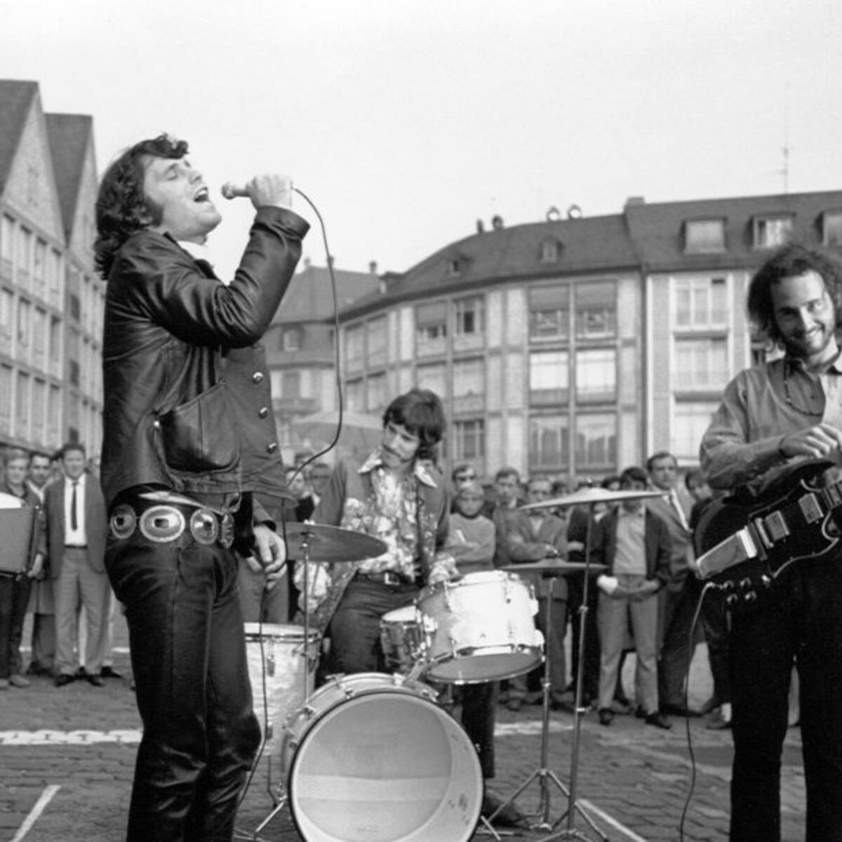 49 años sin Jim Morrison: el legendario cantante de The Doors en 5 clásicos