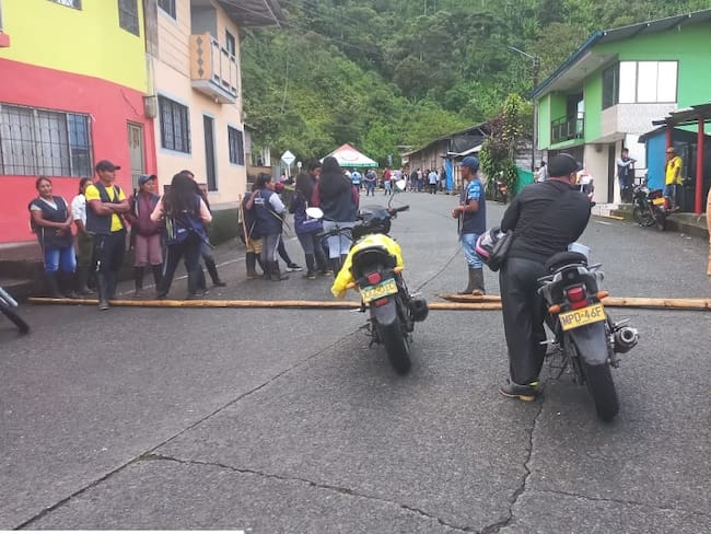 Indígenas protestan en la vía a Tumaco