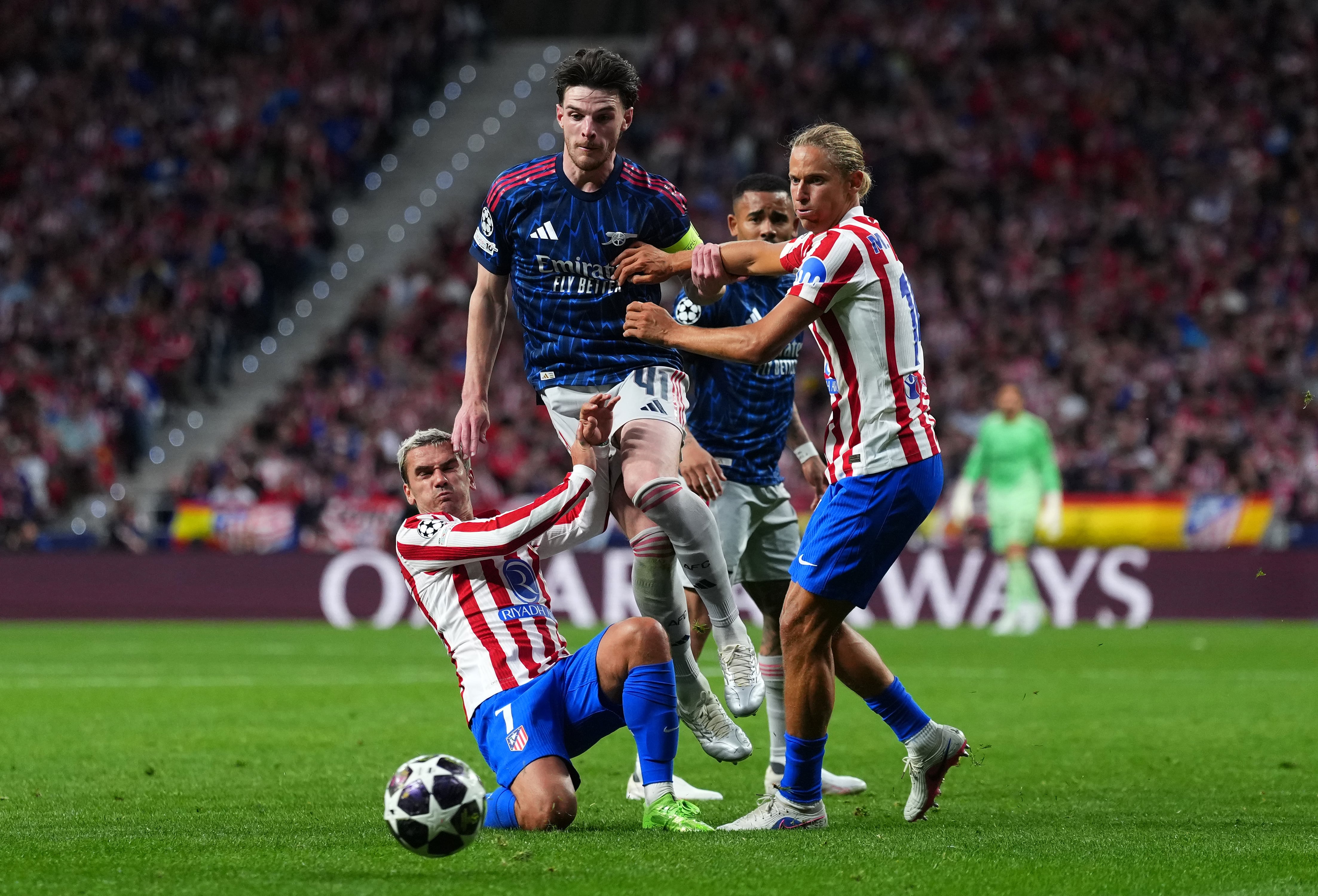 MADRID, SPAIN - APRIL 29: Declan Rice of Arsenal is challenged by Antoine Griezmann and Marcos Llorente of Atletico de Madrid during the UEFA Champions League 2025/26 Semi Final First Leg match between Atletico de Madrid and Arsenal FC at Metropolitano Stadium on April 29, 2026 in Madrid, Spain. (Photo by Angel Martinez/Getty Images)