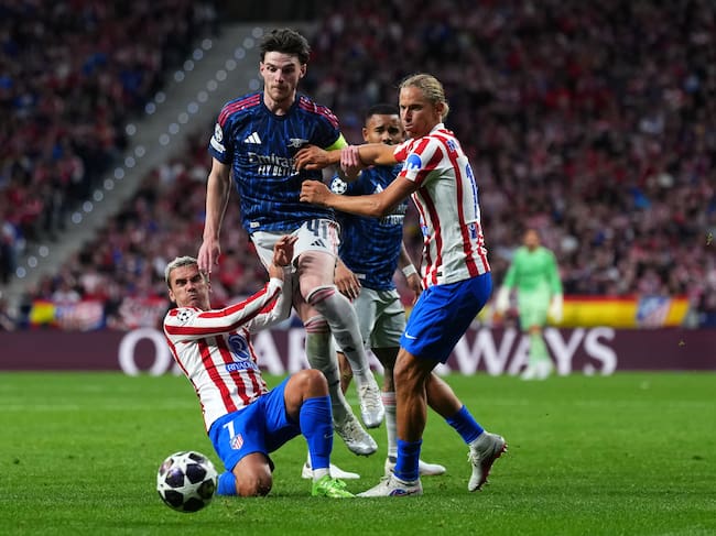 MADRID, SPAIN - APRIL 29: Declan Rice of Arsenal is challenged by Antoine Griezmann and Marcos Llorente of Atletico de Madrid during the UEFA Champions League 2025/26 Semi Final First Leg match between Atletico de Madrid and Arsenal FC at Metropolitano Stadium on April 29, 2026 in Madrid, Spain. (Photo by Angel Martinez/Getty Images)